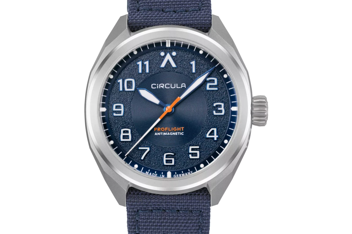 Circula ProFlight Power+ Blau moderne deutsche Fliegeruhr mit Sonnenschliff-Zifferblatt
