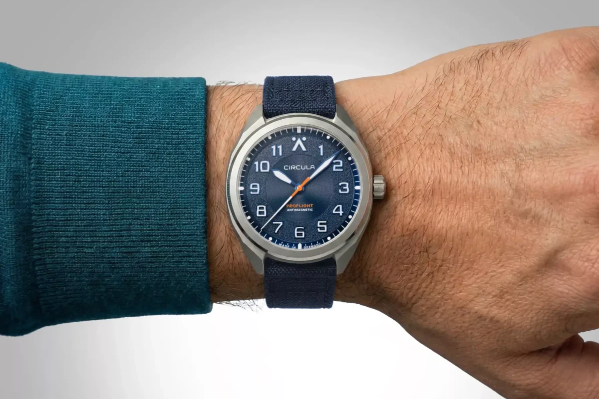 Circula ProFlight Power+ Blau am Handgelenk mit Segeltuchband